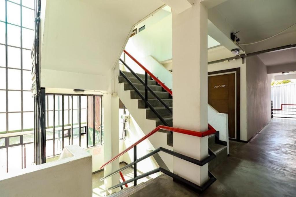 Oyo 412 7 Days Hotel Chiang Mai Exterior foto