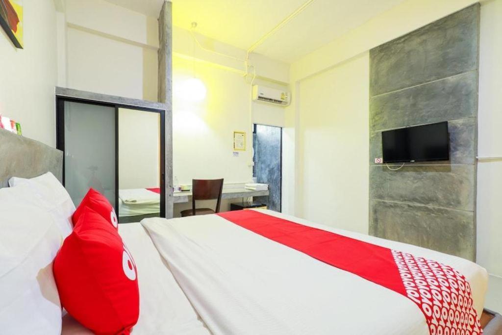 Oyo 412 7 Days Hotel Chiang Mai Exterior foto