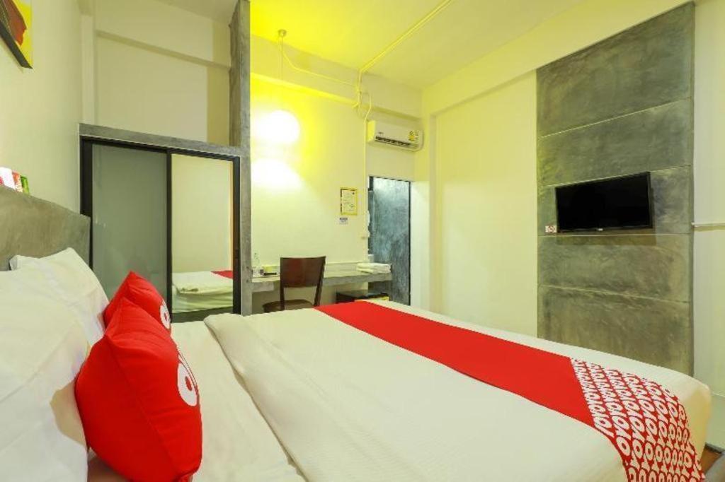 Oyo 412 7 Days Hotel Chiang Mai Exterior foto