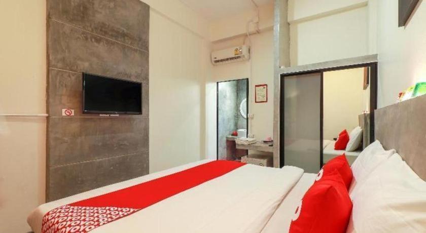 Oyo 412 7 Days Hotel Chiang Mai Exterior foto