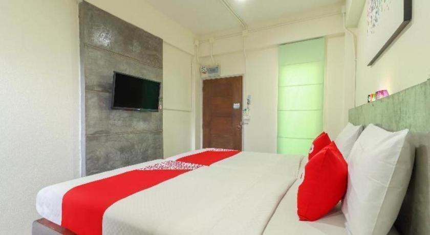 Oyo 412 7 Days Hotel Chiang Mai Exterior foto